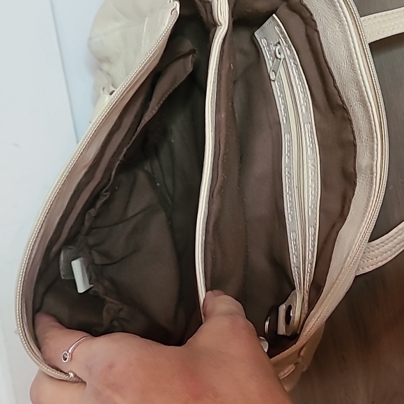 4.5 # of purses Stone Mountian, Tignanello and Elliott Luca - Picture 14 of 17